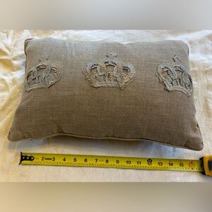 Dransfield and Ross crown pillow